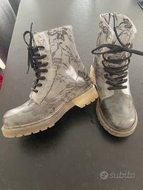 Anfibi da puoggia trasparenti fiorati