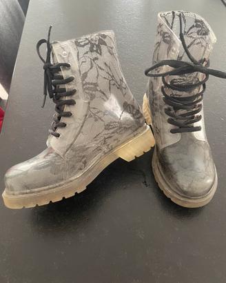 Anfibi da puoggia trasparenti fiorati