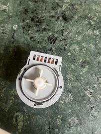 una pompa di scarico per lavatrice Askoll,