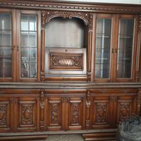 contro mobile in legno con vetrina 