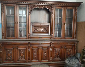 contro mobile in legno con vetrina 