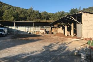 Capannone di 360 mq con tettoia e piazzale
