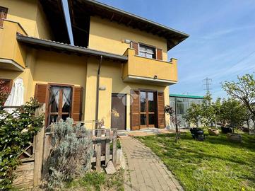 VILLA A SCHIERA A CASSOLNOVO
