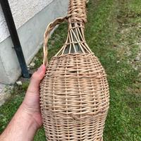 Damigiana vintage in vetro con intreccio in vimini