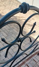 Letto in ferro battuto.