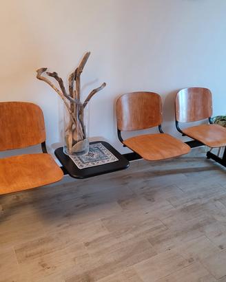 sedute in legno e metallo vintage sala d'aspetto 
