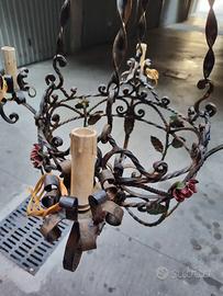 Lampadario vintage in ferro battuto e ottone