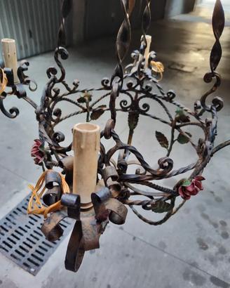 Lampadario vintage in ferro battuto e ottone