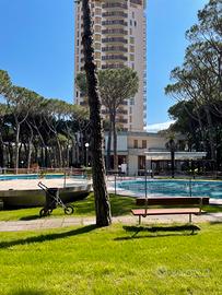 Frontevistamare con piscine parco e parcheggio