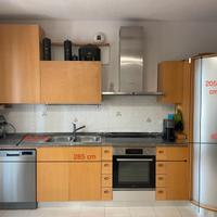 Cucina su misura con top in granito e dispensa