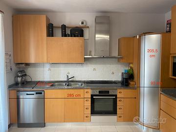 Cucina su misura con top in granito e dispensa