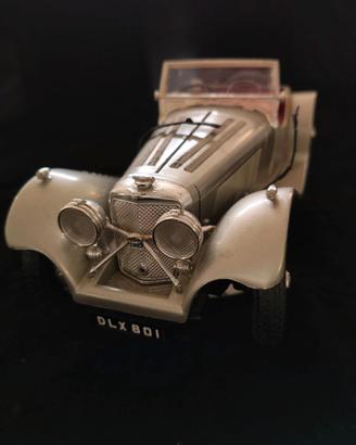 modellino 1:18 di auto Jaguard BBurrago metallo