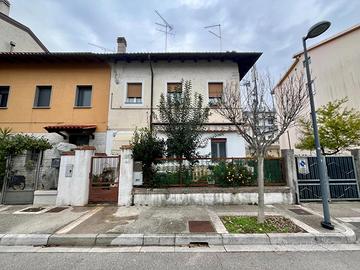 APPARTAMENTO BICAMERE AL PIANO RIALZATO CON COR...