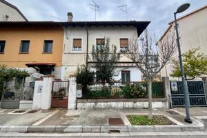 APPARTAMENTO BICAMERE AL PIANO RIALZATO CON COR...