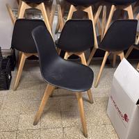 14 sedie in legno e plastica