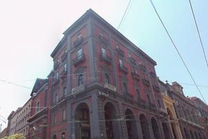 Via costantinopoli : 100 mq - stabile antico