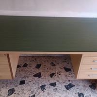 Scrivania con lastra in vetro scuro