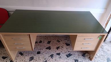 Scrivania con lastra in vetro scuro