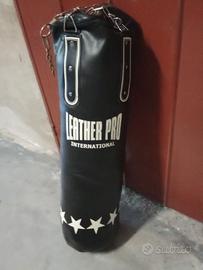 sacco da boxe con gancio per soffitto e guantoni