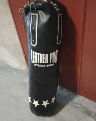 sacco da boxe con gancio per soffitto e guantoni