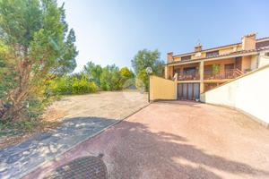 VILLA A SCHIERA A ROMA