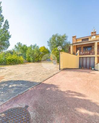 VILLA A SCHIERA A ROMA
