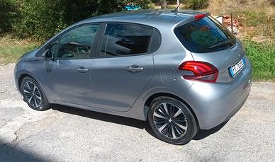 peugeot 208 signature 