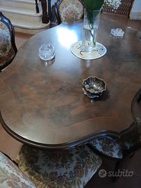 tavolo in radica di noce. Finiture di pregio 