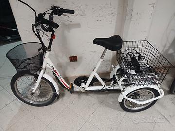 Triciclo elettrico con acceleratore