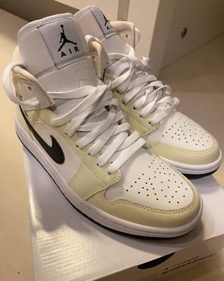 NIKE AIR JORDAN 1 MID