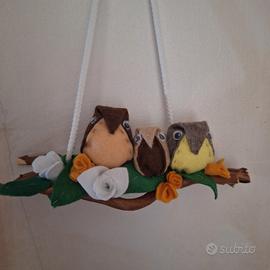 Famigliola di gufetti in feltro sul ramo.ved descr