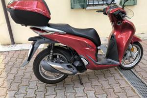 Honda SH 150 rosso del 2021
