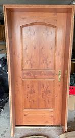 Portoncino in legno per appartamento