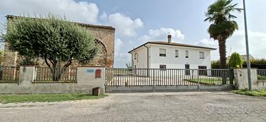 Frassinelle, casa singola con terreno e magazzino