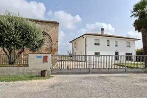 Frassinelle, casa singola con terreno e magazzino