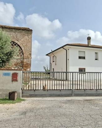 Frassinelle, casa singola con terreno e magazzino