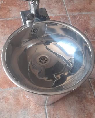 lavabo in acciaio 