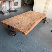 Tavolino in legno massiccio con ruote in ferro