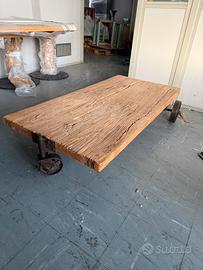 Tavolino in legno massiccio con ruote in ferro