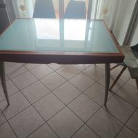 Tavolo in vetro e legno 