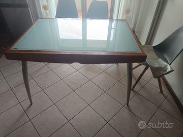 Tavolo in vetro e legno 