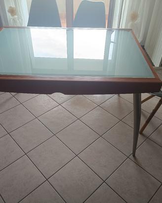 Tavolo in vetro e legno 