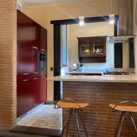 Sgabelli, sedie e tavolo