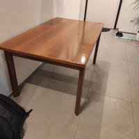 Tavolo da cucina in legno con sedie