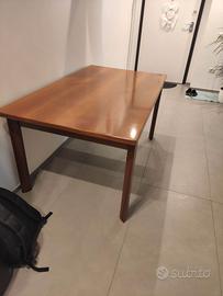 Tavolo da cucina in legno con sedie