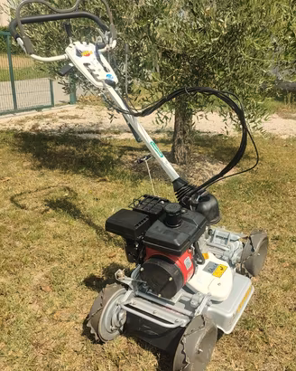 Rasaerba 4 ruote motrici artigliate
