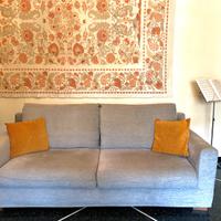 Divano due posti in buonissime  condizioni