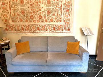 Divano due posti in buonissime  condizioni