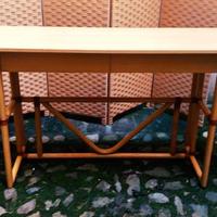 tavolo da ingresso o scrivania