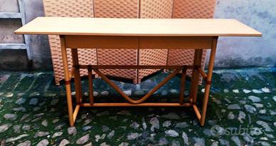 tavolo da ingresso o scrivania